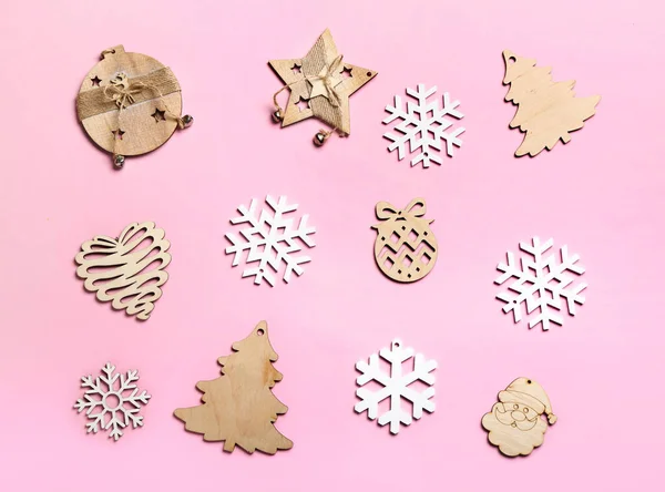 Hermosos Copos Nieve Decoración Navidad Madera Sobre Fondo Rosa —  Fotos de Stock