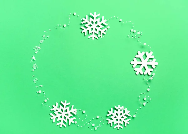 Yeşil Zemin Üzerinde Güzel Kar Tanelerinden Yapılmış Çerçeve — Stok fotoğraf