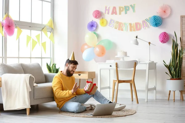 Joven Celebrando Cumpleaños Casa Debido Epidemia Coronavirus — Foto de Stock