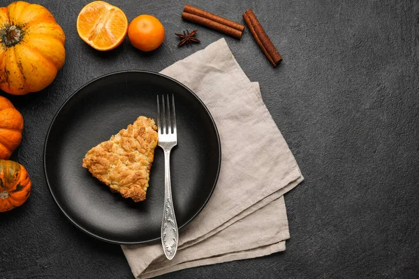 Teller Mit Stück Leckeren Kürbiskuchen Auf Schwarzem Hintergrund — Stockfoto