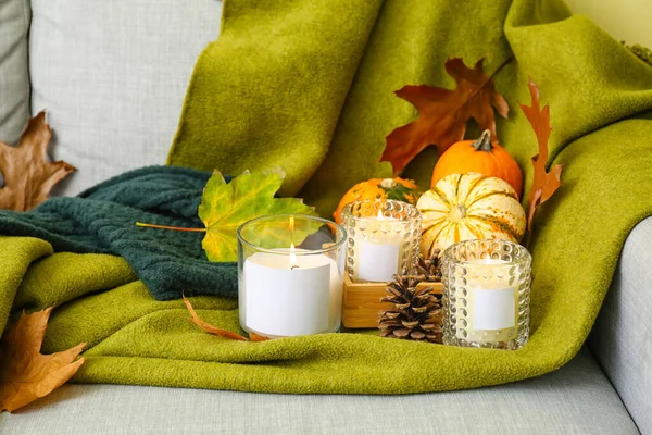 Brennende Kerzen Halterungen Und Herbstdekor Auf Dem Sofa — Stockfoto