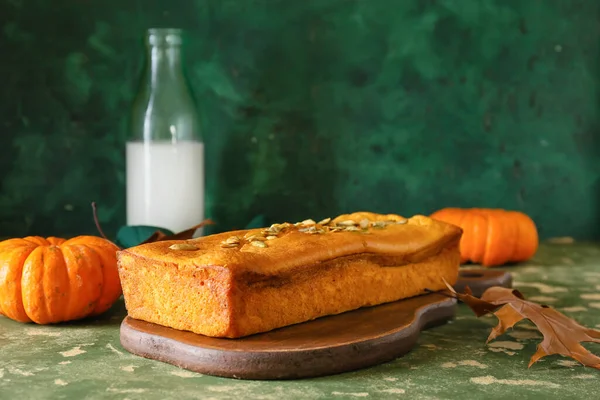 Wooden Board Tasty Pumpkin Pie Green Background — Stock Photo, Image