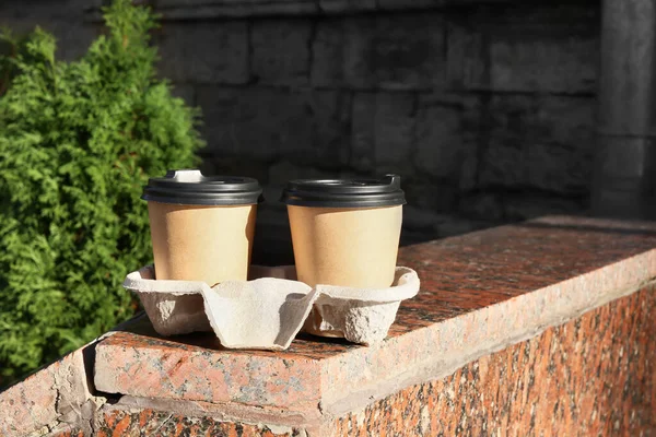 Taças Takeaway Latte Saboroso Parapeito Livre — Fotografia de Stock