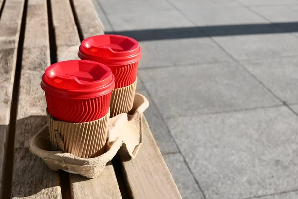 Taças Takeaway Latte Saboroso Banco Parque — Fotografia de Stock