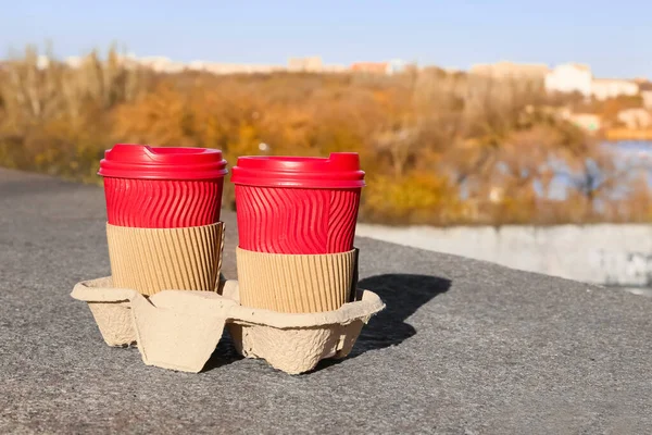 Taças Takeaway Latte Saboroso Parapeito Livre — Fotografia de Stock