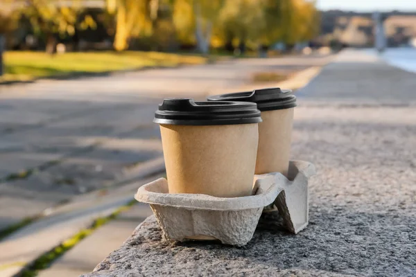 Taça Takeaway Latte Saboroso Parapeito Livre — Fotografia de Stock