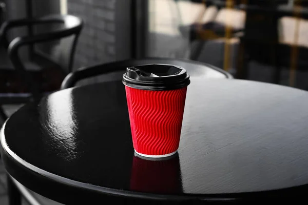 Taza Para Llevar Sabroso Café Con Leche Mesa Cafetería Aire —  Fotos de Stock