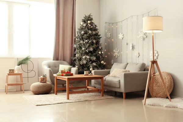 Interior Moderna Sala Estar Com Bela Árvore Natal — Fotografia de Stock