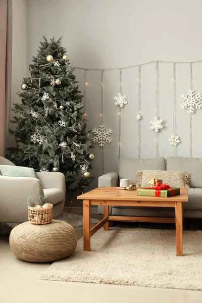 Interior Sala Estar Leve Com Árvore Natal Decorada Flocos Neve — Fotografia de Stock