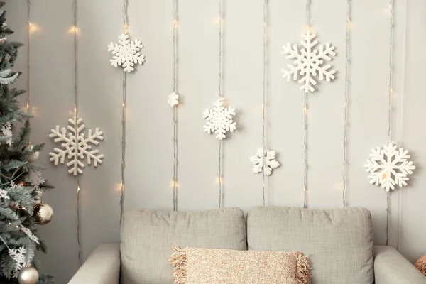 Cómodo Sofá Cerca Pared Con Copos Nieve Colgantes Luces Brillantes — Foto de Stock