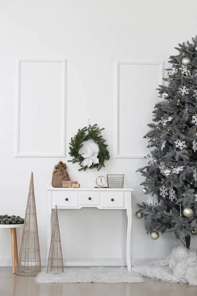 Intérieur Chambre Avec Sapin Noël Table Décor Près Mur Blanc — Photo