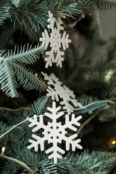 美しい雪の結晶とクリスマスツリー上の輝く光 クローズアップ — ストック写真