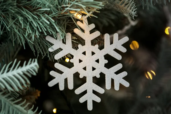 クリスマスツリー上の美しい雪の結晶と輝く光 クローズアップ — ストック写真
