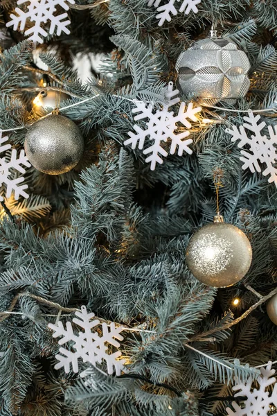 Hermoso Árbol Navidad Decorado Con Bolas Copos Nieve Luces Brillantes —  Fotos de Stock