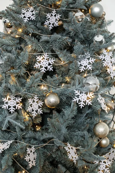 Hermoso Árbol Navidad Decorado Con Bolas Copos Nieve Luces Brillantes —  Fotos de Stock