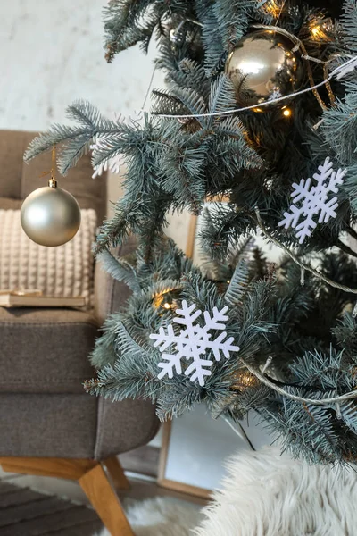 Árvore Natal Com Bolas Flocos Neve Luzes Brilhantes Quarto Close — Fotografia de Stock