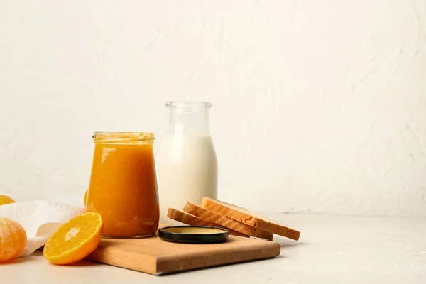 Glas Mit Leckerer Mandarinenmarmelade Und Milch Auf Hellem Hintergrund — Stockfoto