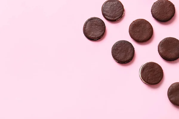 Biscoitos Chocolate Saborosos Com Creme Fundo Rosa — Fotografia de Stock