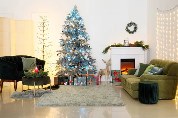 Interior Festive Living Room Sofas Modern Fireplace Christmas Tree — Stock Photo, Image