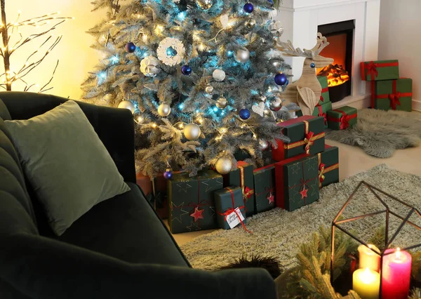 Caixas Presente Bonitas Sob Árvore Natal Sala Estar Festiva — Fotografia de Stock