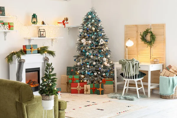 Modern Işyeri Noel Ağaçları Şöminesi Olan Şenlikli Bir Oturma Odası — Stok fotoğraf