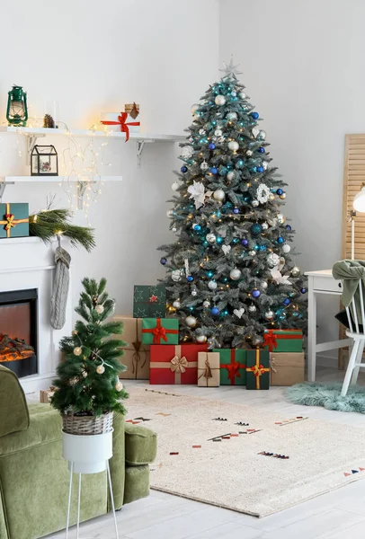 美しいクリスマスツリーとギフトボックスとお祝いのリビングルームのインテリア — ストック写真