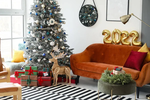 Interior Sala Estar Festiva Com Sofá Vermelho Árvore Natal Renas — Fotografia de Stock