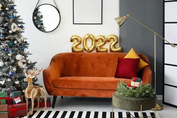 Rode Bank Met Ballonnen Vorm Van Figuur 2022 Woonkamer Ingericht — Stockfoto