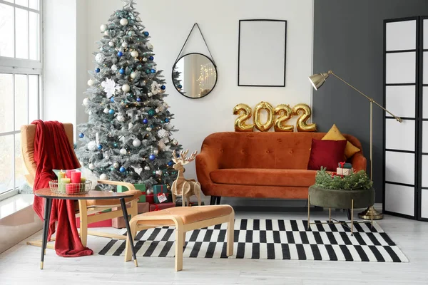 Interior Sala Estar Festiva Com Sofá Vermelho Árvore Natal Poltrona — Fotografia de Stock