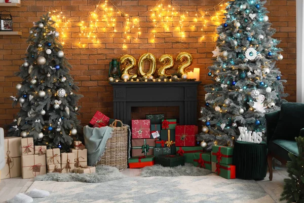 Interieur Van Feestelijke Woonkamer Met Kerstbomen Decoratieve Schoorsteenmantel Geschenkdozen — Stockfoto