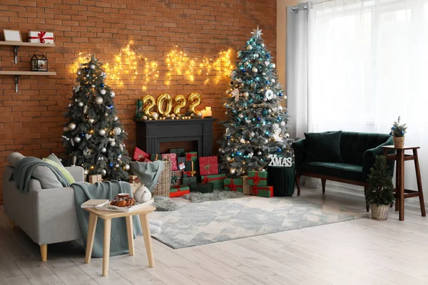 Interior Sala Estar Festiva Com Árvores Natal Lareira Decorativa Sofás — Fotografia de Stock