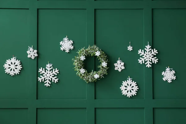 Hermosos Copos Nieve Corona Navidad Pared Verde —  Fotos de Stock