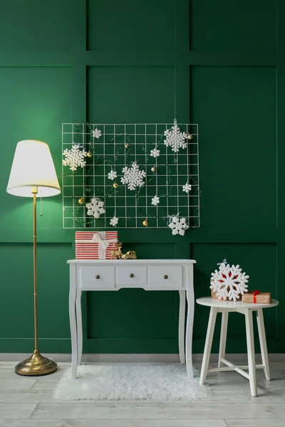 Interior Habitación Elegante Con Lámpara Pie Brillante Decoración Navidad — Foto de Stock