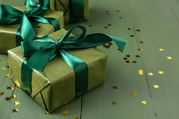 Hermosos Regalos Navidad Confeti Sobre Fondo Madera Verde Primer Plano — Foto de Stock