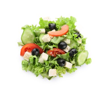 Beyaz arka plan üzerinde taze Yunan salatası