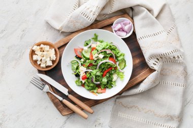 Hafif arka planda sağlıklı Yunan salatası tabağı