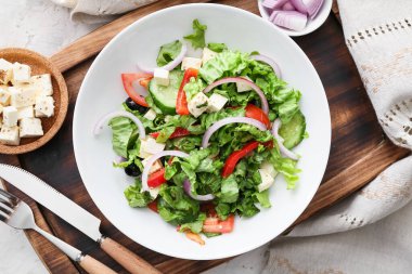 Hafif arka planda sağlıklı Yunan salatası tabağı