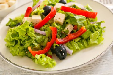 Açık ahşap arka planda taze Yunan salatası, yakın plan.