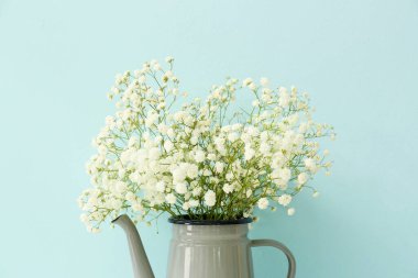 Renkli arka planda güzel çigila çiçekleri olan su kutusu.