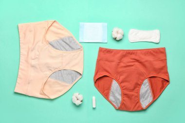 Dönem külotlu, pedli, tamponlu ve pamuklu çiçekli kompozisyon