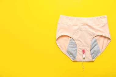 Adet külotu ve renk arkaplanında kullanılmış tampon