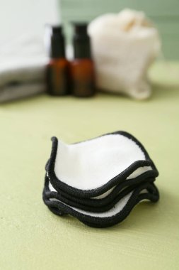 Renk tablosunda yeniden kullanılabilir pamuk pedleri yığını