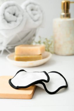 Hafif arkaplanda yeniden kullanılabilir makyaj yastıkları