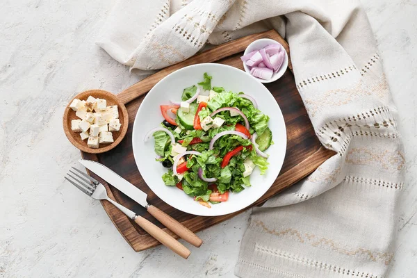 Hafif arka planda sağlıklı Yunan salatası tabağı