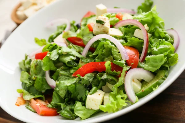 Tányér Egészséges Görög Salátával Közelkép — Stock Fotó