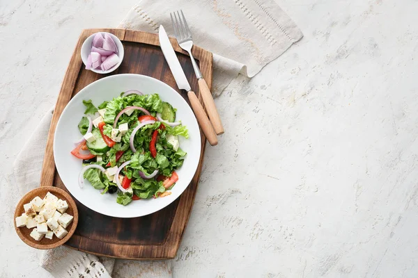 Hafif arka planda sağlıklı Yunan salatası tabağı