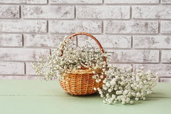 Panier Avec Belles Fleurs Gypsophila Sur Table Près Mur Briques — Photo