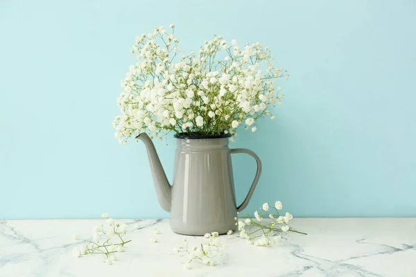 Regando Lata Com Belas Flores Gypsophila Mesa Perto Parede Cor — Fotografia de Stock