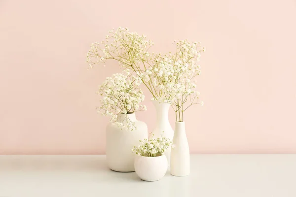 Vasos Com Belas Flores Gypsophila Mesa Perto Parede Clara — Fotografia de Stock