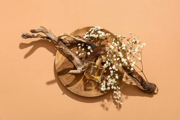 Faág Üveg Parfüm Gyönyörű Cigány Virágok Színes Háttér — Stock Fotó